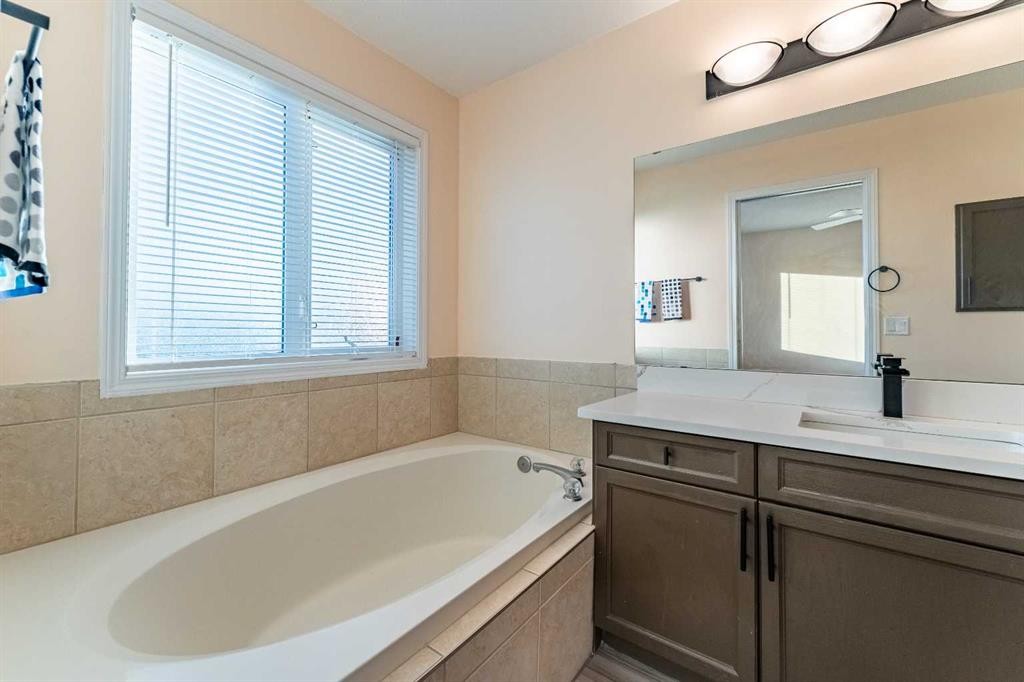 224 Highland Circle, Strathmore, AB - Indoor Photo Showing Bathroom