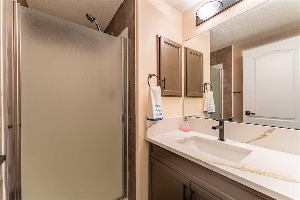 224 Highland Circle, Strathmore, AB - Indoor Photo Showing Bathroom