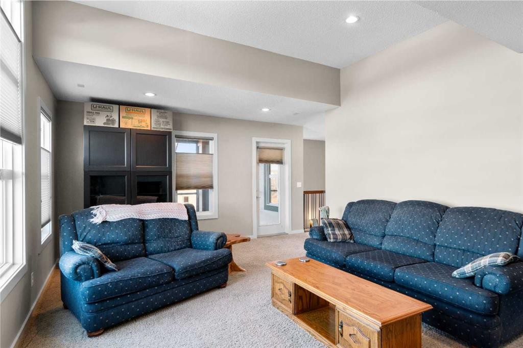 5 Mahogany Square Se, Calgary, AB - Indoor Photo Showing Living Room