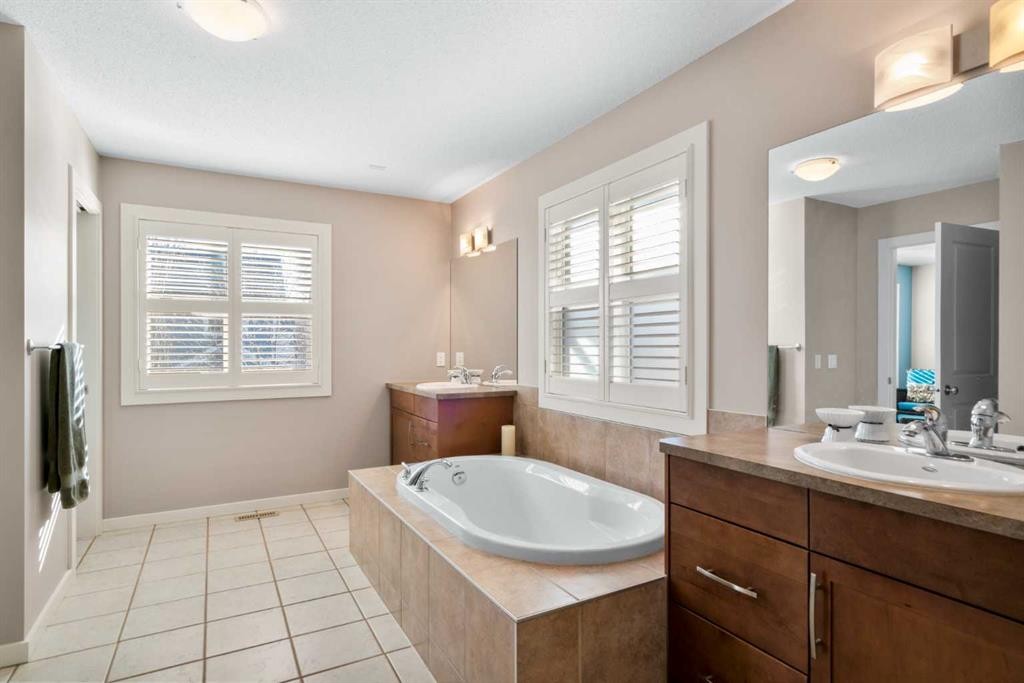 5 Mahogany Square Se, Calgary, AB - Indoor Photo Showing Bathroom