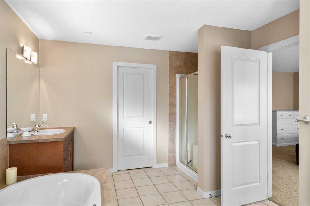 5 Mahogany Square Se, Calgary, AB - Indoor Photo Showing Bathroom