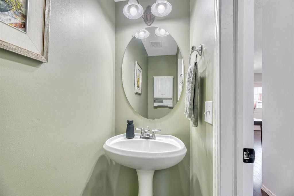 249 Mt.Douglas Circle Se, Calgary, AB - Indoor Photo Showing Bathroom