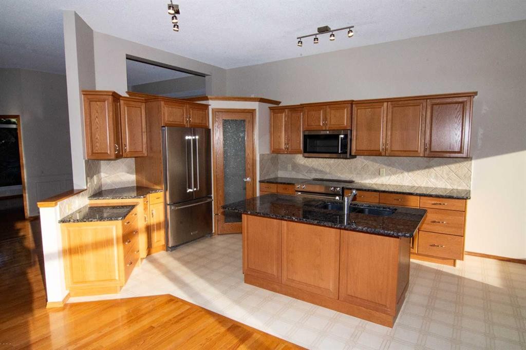16 Eagleview Heights Nw, Cochrane, AB - Indoor Photo Showing Kitchen