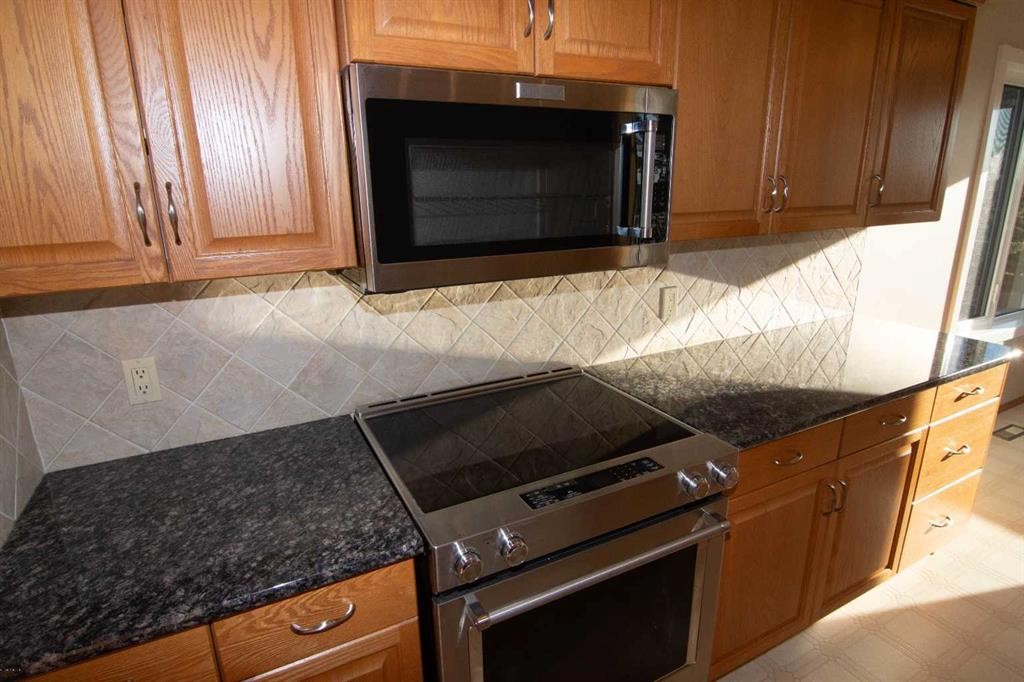 16 Eagleview Heights Nw, Cochrane, AB - Indoor Photo Showing Kitchen