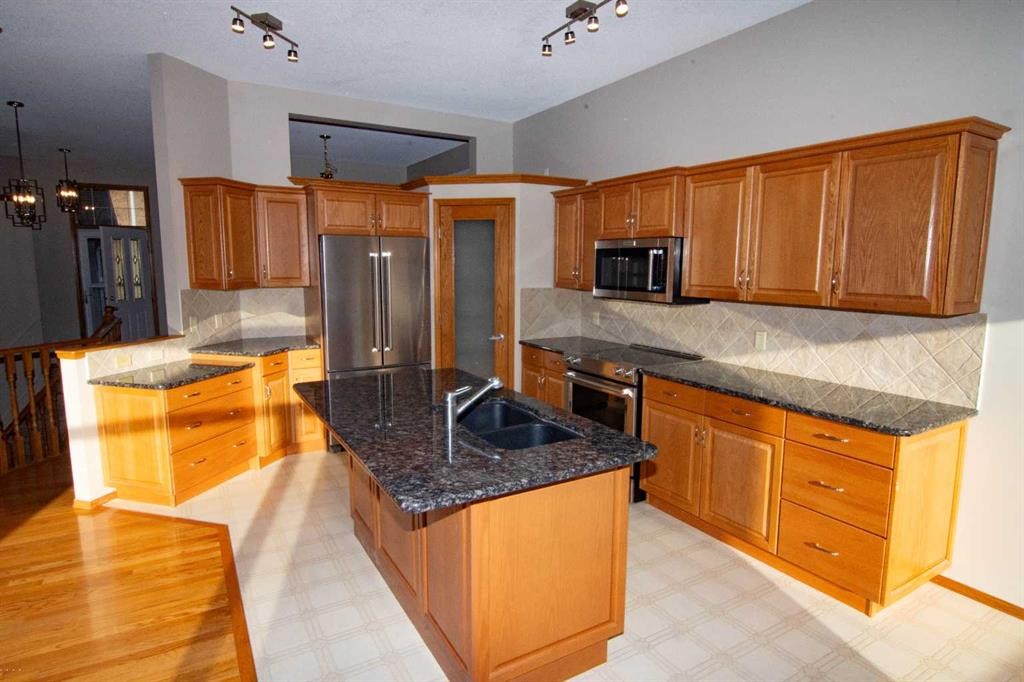 16 Eagleview Heights Nw, Cochrane, AB - Indoor Photo Showing Kitchen With Double Sink