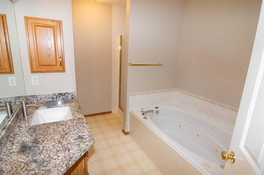 16 Eagleview Heights Nw, Cochrane, AB - Indoor Photo Showing Bathroom