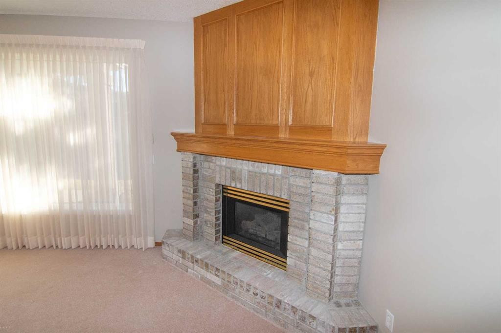 16 Eagleview Heights Nw, Cochrane, AB - Indoor Photo Showing Living Room With Fireplace