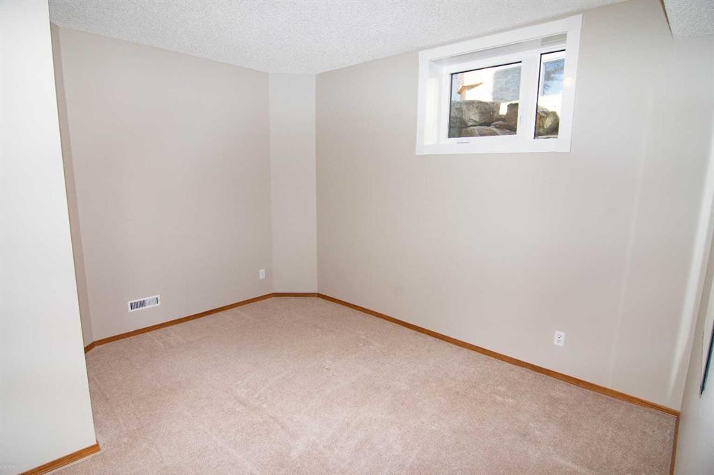 16 Eagleview Heights Nw, Cochrane, AB - Indoor Photo Showing Other Room