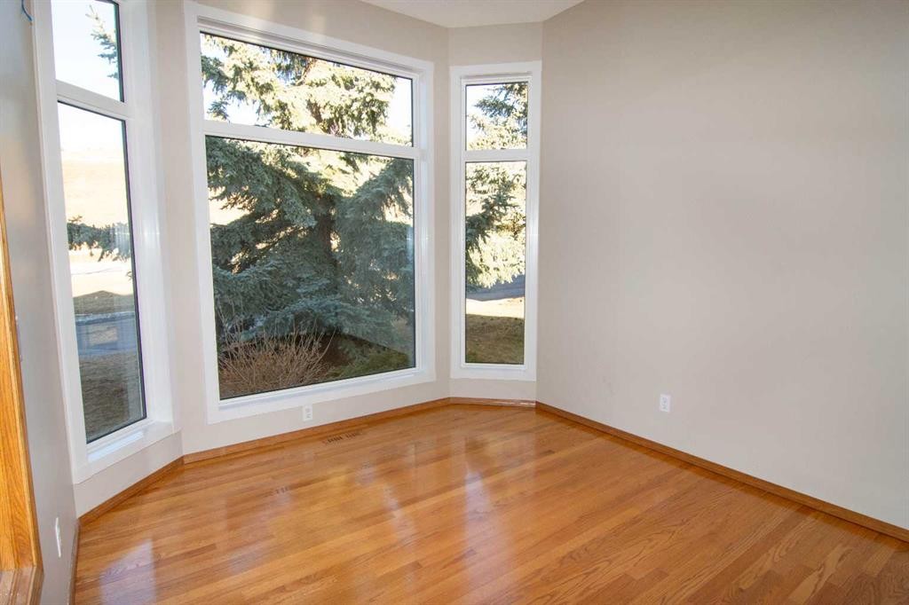 16 Eagleview Heights Nw, Cochrane, AB - Indoor Photo Showing Other Room