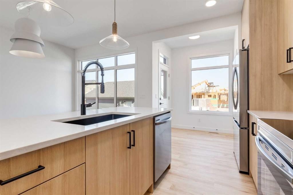 203 Tillotson Drive, Okotoks, AB - Indoor Photo Showing Kitchen