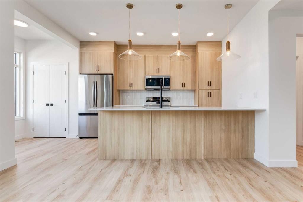 203 Tillotson Drive, Okotoks, AB - Indoor Photo Showing Kitchen