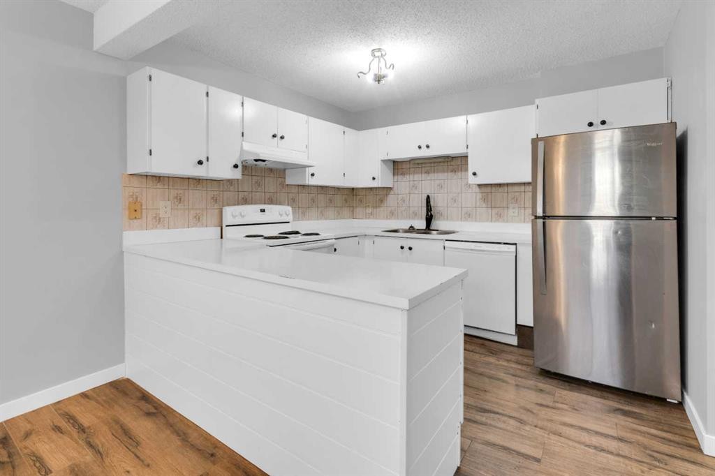 1418 Ranchlands Road Nw, Calgary, AB - Indoor Photo Showing Kitchen