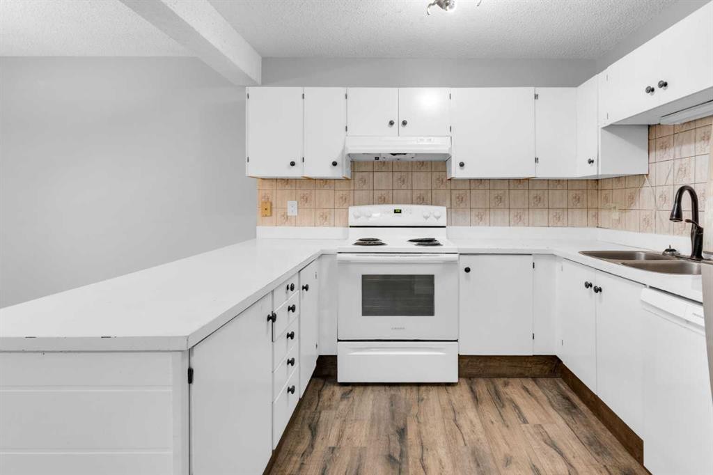 1418 Ranchlands Road Nw, Calgary, AB - Indoor Photo Showing Kitchen With Double Sink