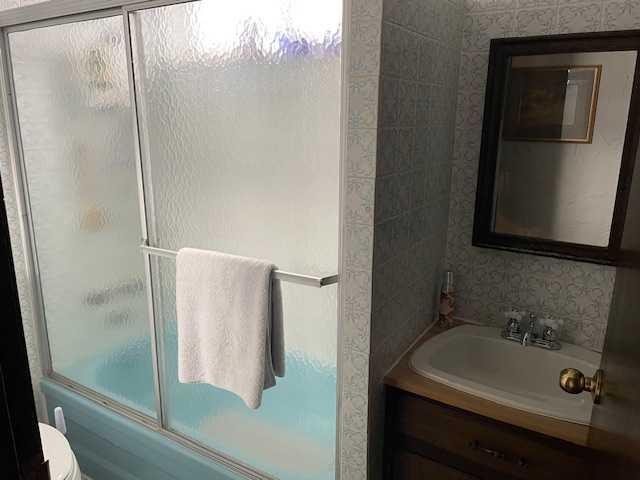 6311 Pineridge Road Ne, Calgary, AB - Indoor Photo Showing Bathroom