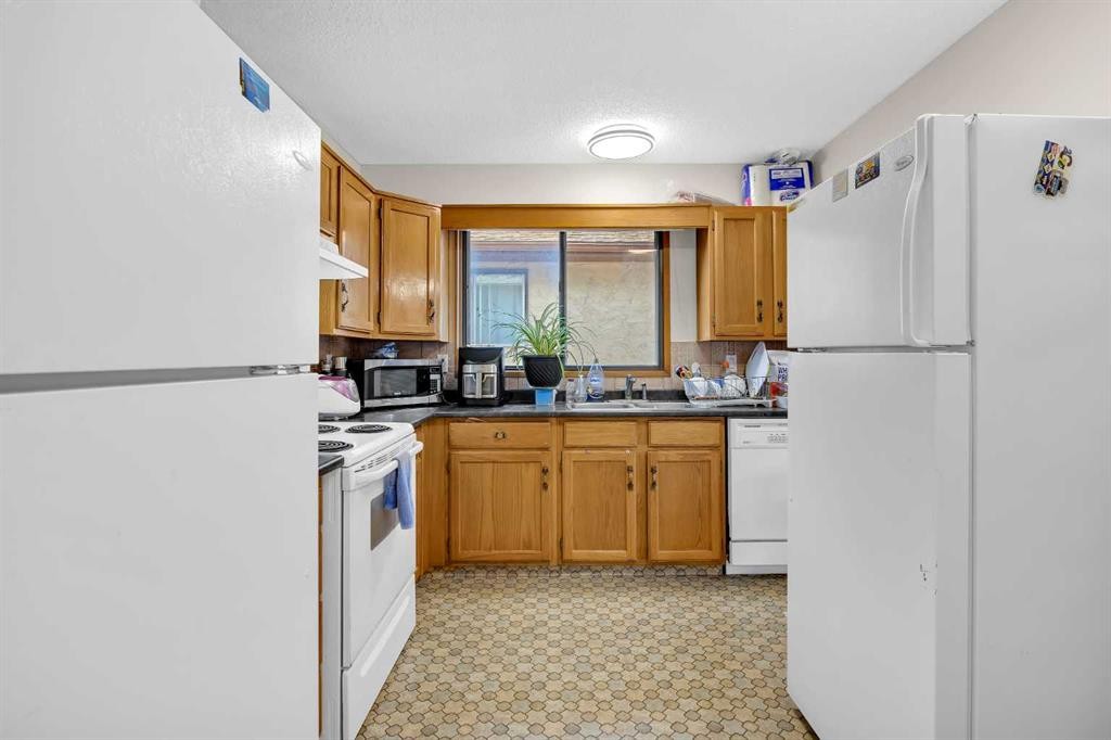49 Beacham Way Nw, Calgary, AB - Indoor Photo Showing Kitchen