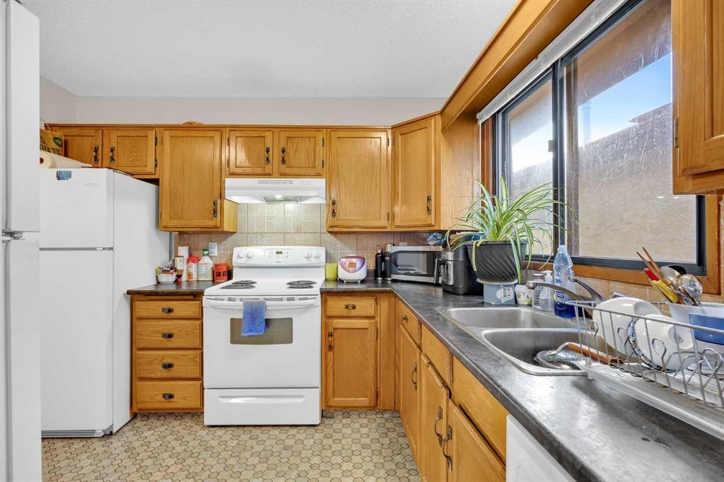 49 Beacham Way Nw, Calgary, AB - Indoor Photo Showing Kitchen With Double Sink