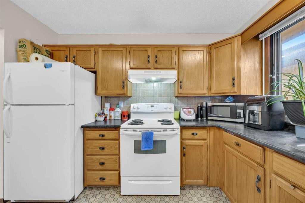 49 Beacham Way Nw, Calgary, AB - Indoor Photo Showing Kitchen