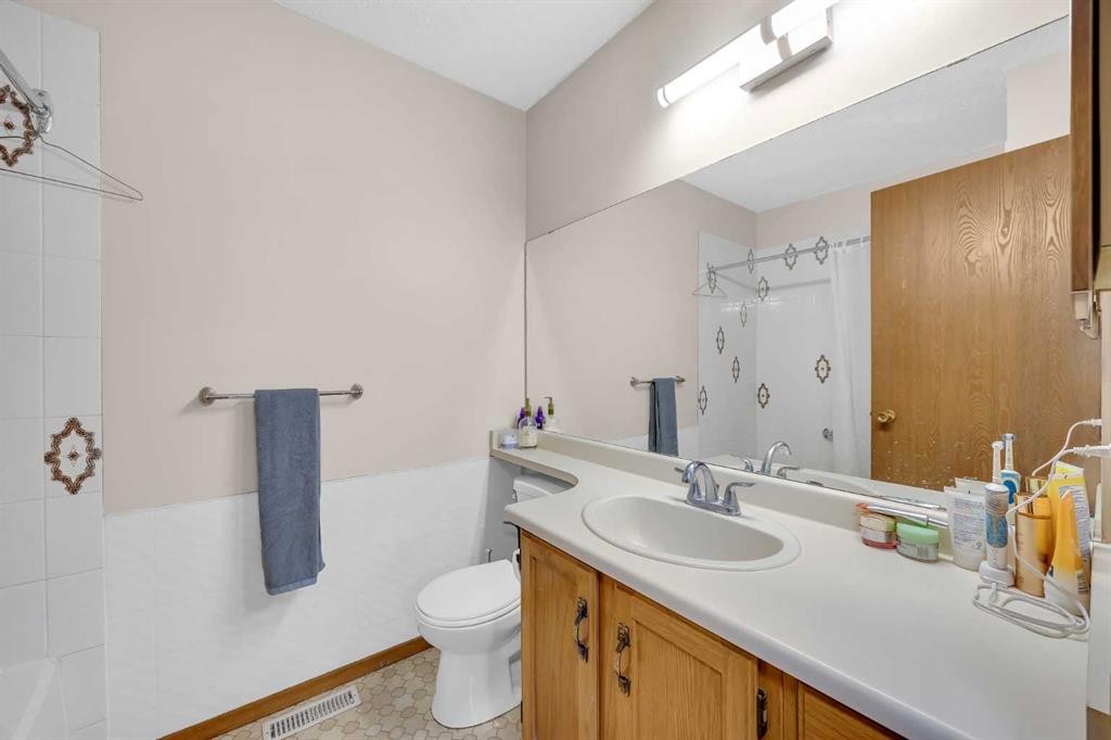 49 Beacham Way Nw, Calgary, AB - Indoor Photo Showing Bathroom
