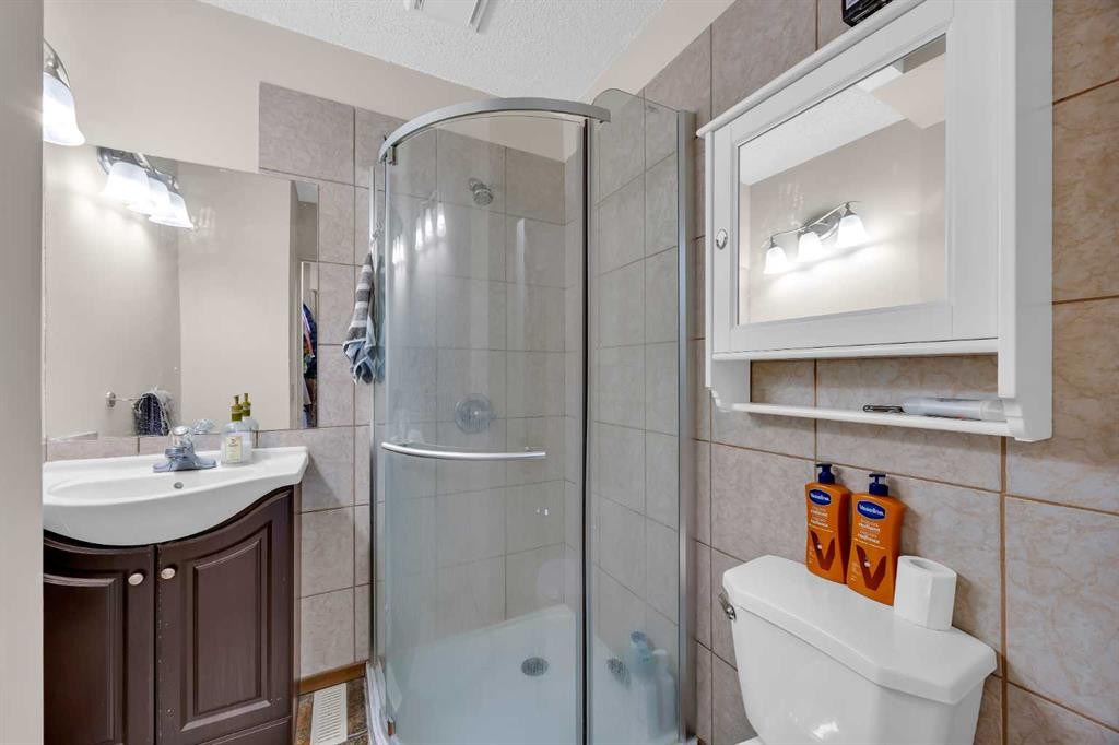 49 Beacham Way Nw, Calgary, AB - Indoor Photo Showing Bathroom