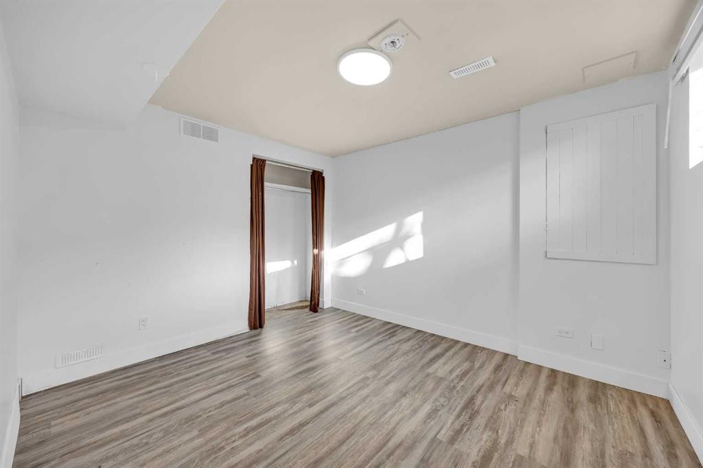 49 Beacham Way Nw, Calgary, AB - Indoor Photo Showing Other Room