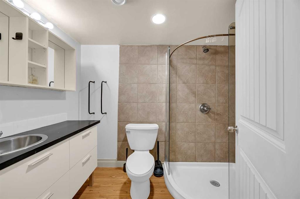 49 Beacham Way Nw, Calgary, AB - Indoor Photo Showing Bathroom