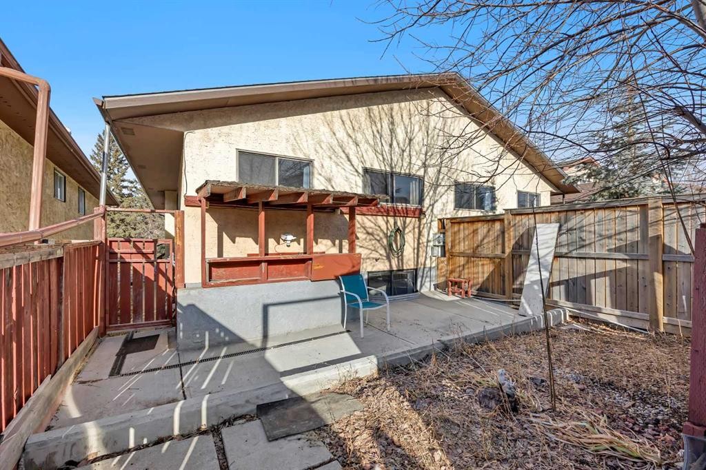 49 Beacham Way Nw, Calgary, AB - Outdoor