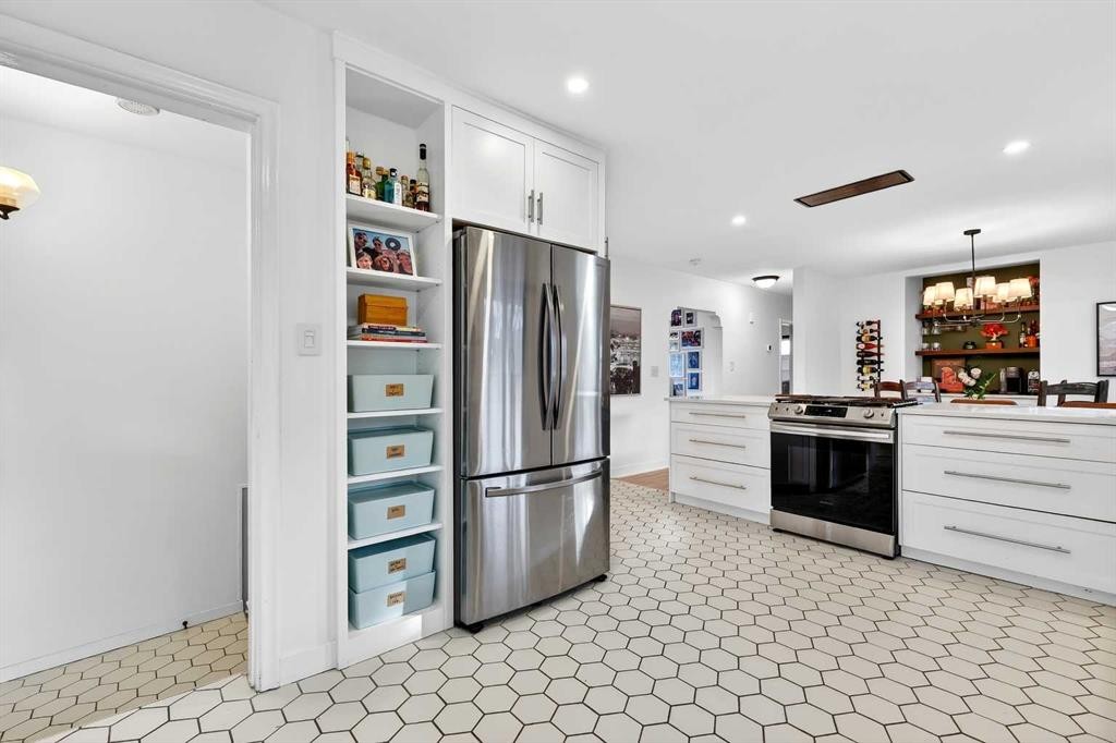 3231 25 Street Sw, Calgary, AB - Indoor Photo Showing Kitchen With Stainless Steel Kitchen