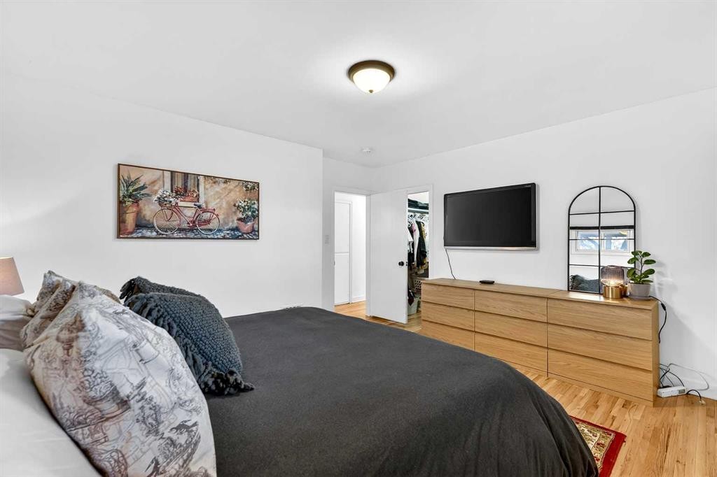3231 25 Street Sw, Calgary, AB - Indoor Photo Showing Bedroom