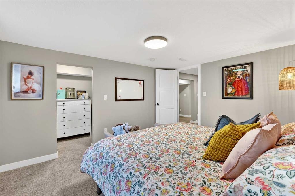3231 25 Street Sw, Calgary, AB - Indoor Photo Showing Bedroom