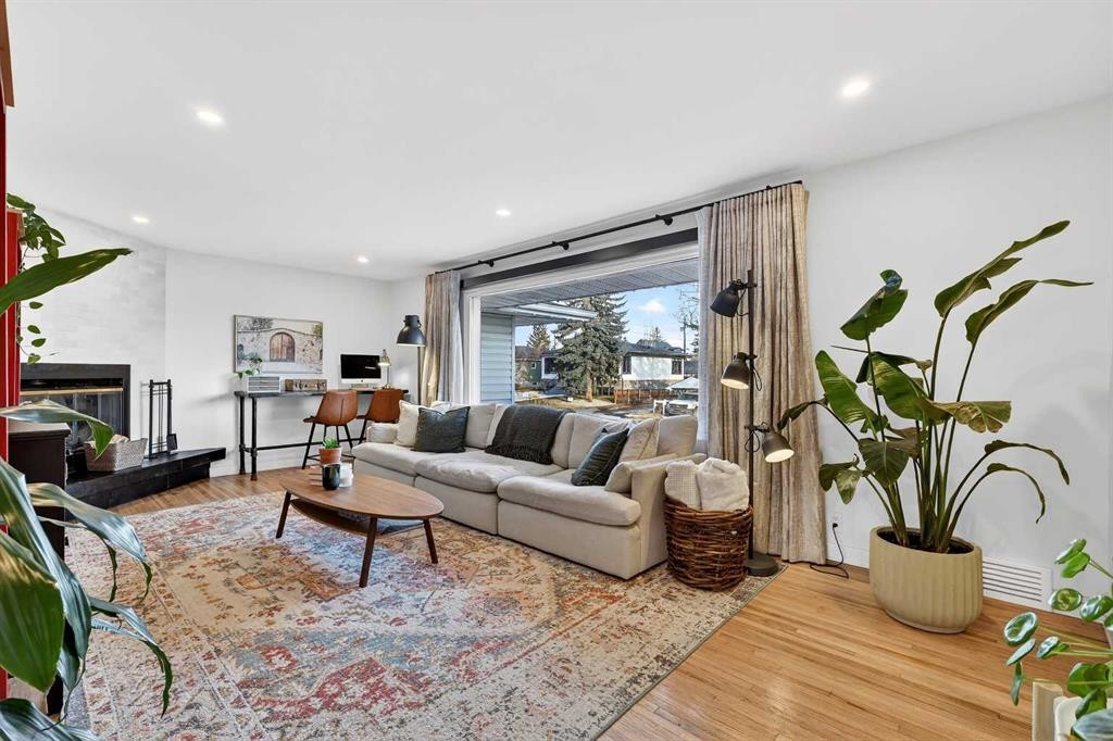 3231 25 Street Sw, Calgary, AB - Indoor Photo Showing Living Room