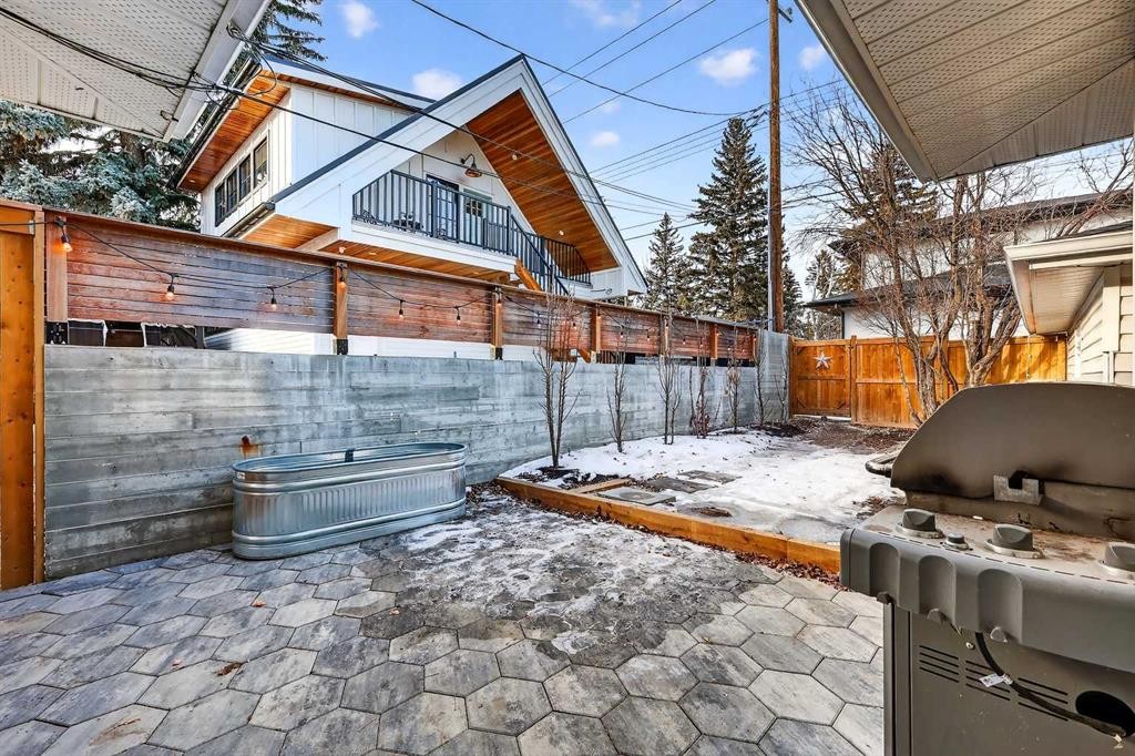 3231 25 Street Sw, Calgary, AB - Outdoor