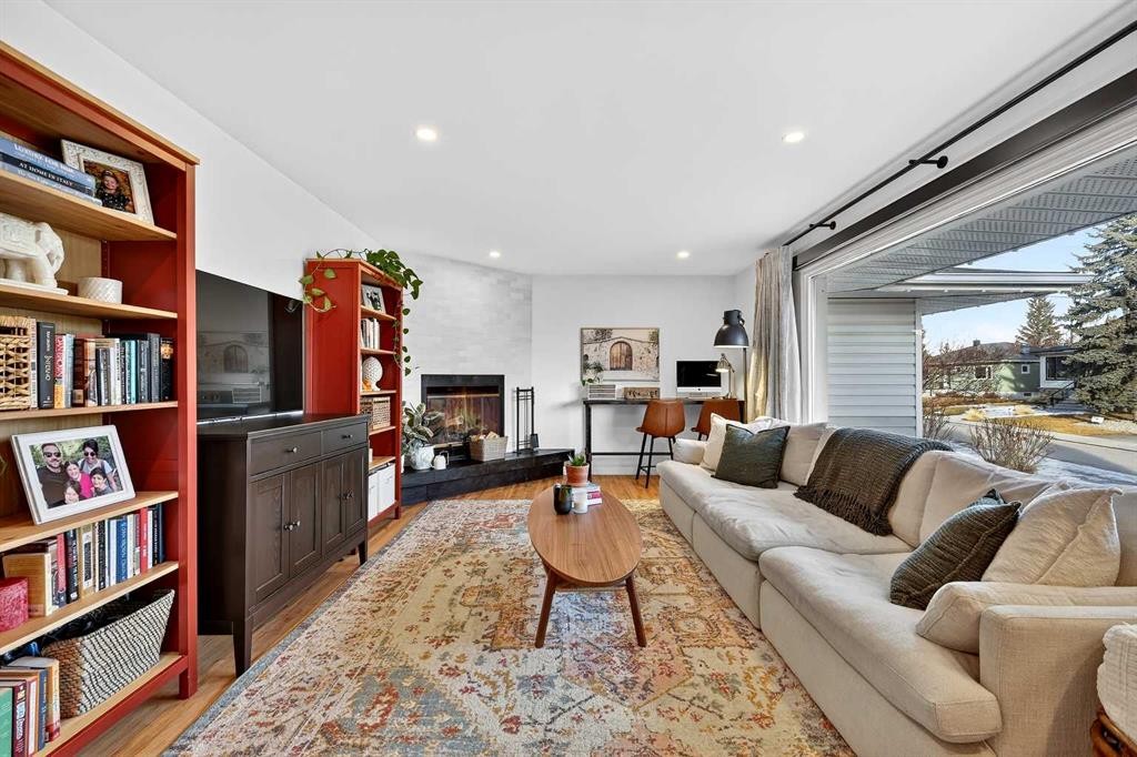 3231 25 Street Sw, Calgary, AB - Indoor Photo Showing Living Room With Fireplace