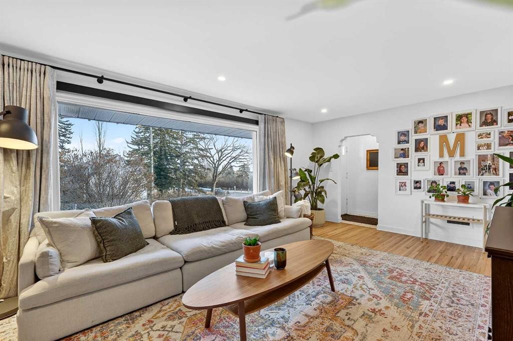 3231 25 Street Sw, Calgary, AB - Indoor Photo Showing Living Room