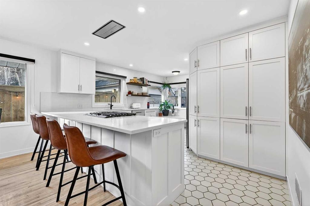 3231 25 Street Sw, Calgary, AB - Indoor Photo Showing Kitchen With Upgraded Kitchen