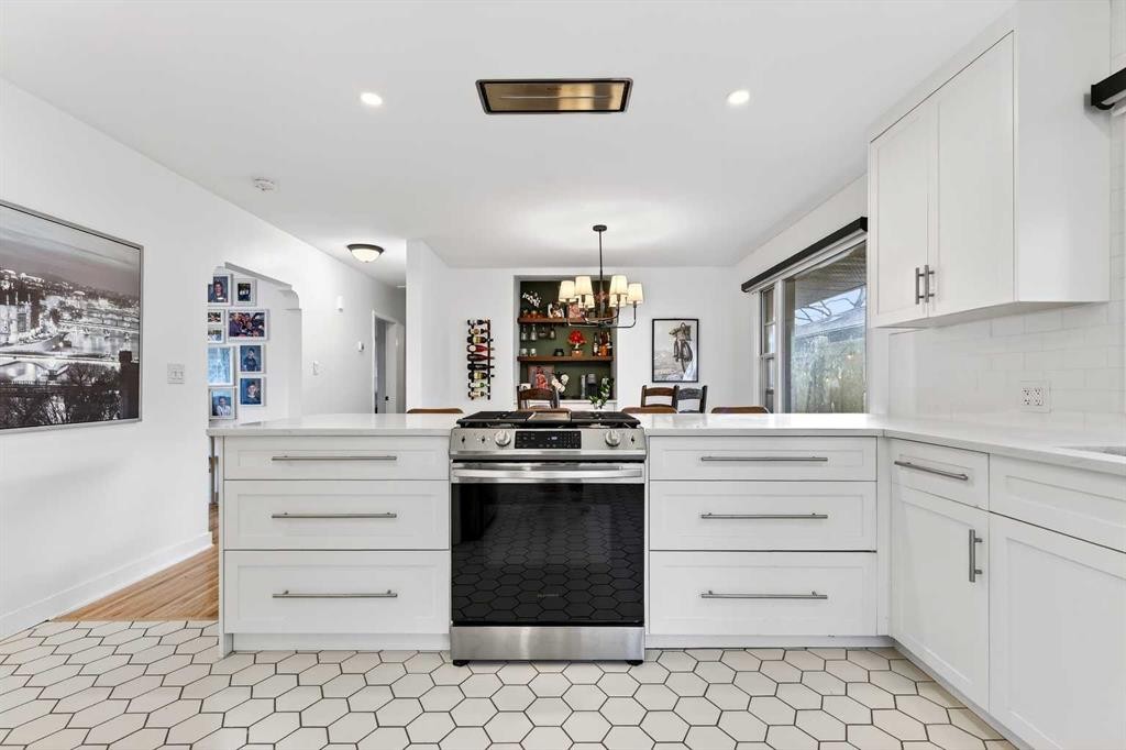 3231 25 Street Sw, Calgary, AB - Indoor Photo Showing Kitchen