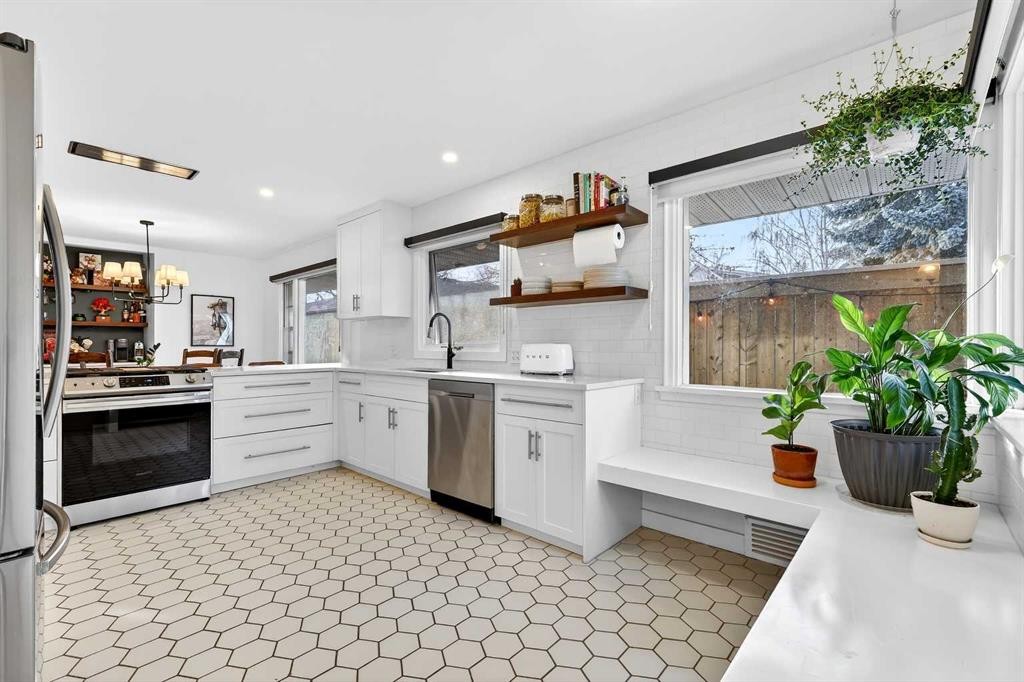 3231 25 Street Sw, Calgary, AB - Indoor Photo Showing Kitchen