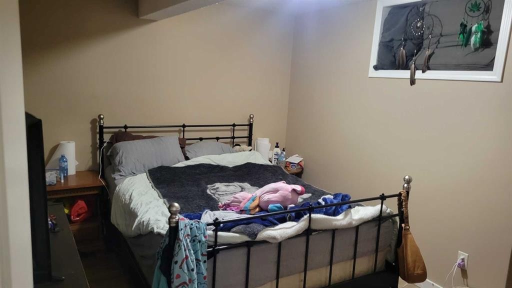 1908 Olympia Drive Se, Calgary, AB - Indoor Photo Showing Bedroom