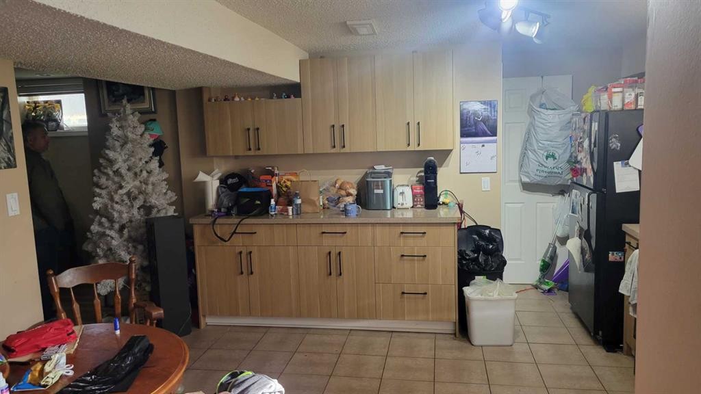 1908 Olympia Drive Se, Calgary, AB - Indoor Photo Showing Kitchen