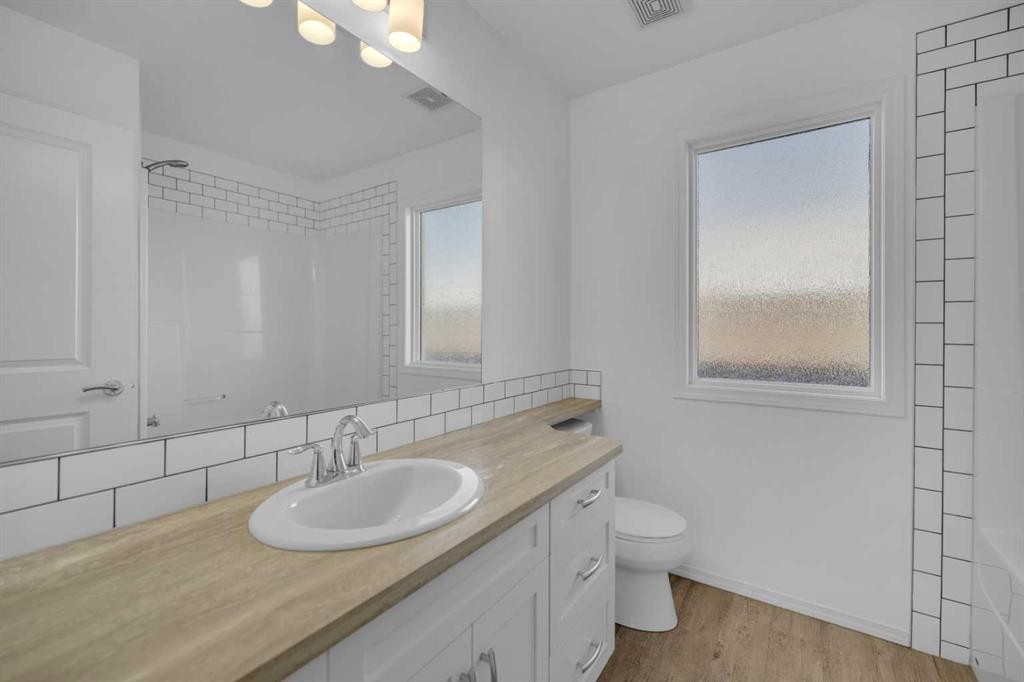 85 Reynolds Road, Sylvan Lake, AB - Indoor Photo Showing Bathroom