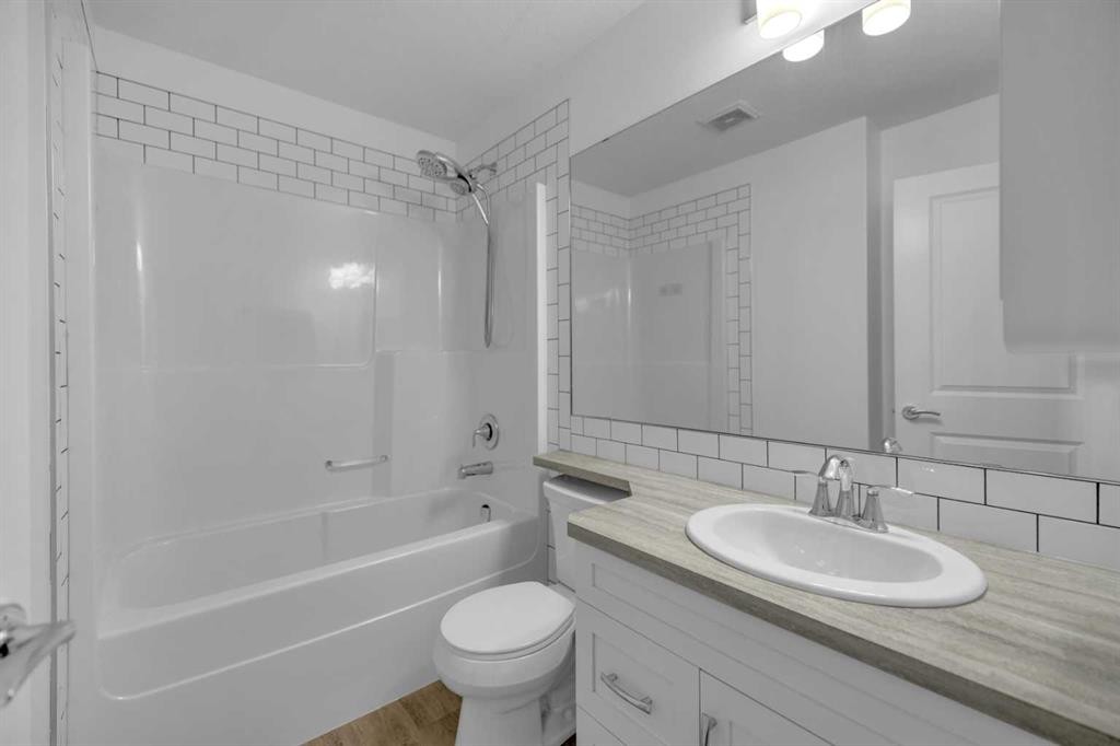 85 Reynolds Road, Sylvan Lake, AB - Indoor Photo Showing Bathroom