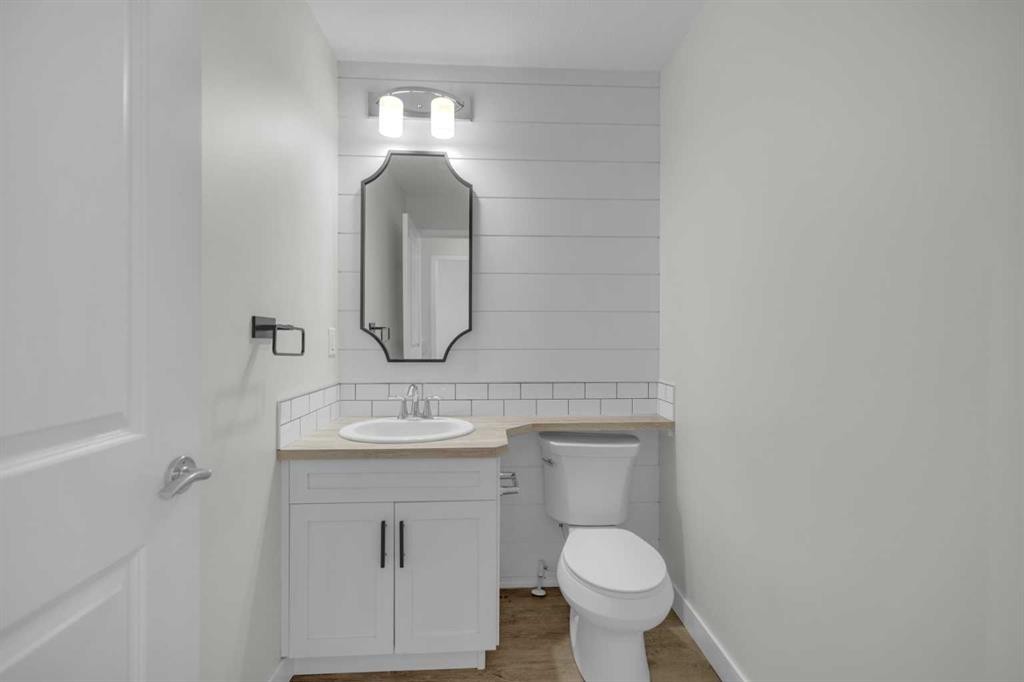 85 Reynolds Road, Sylvan Lake, AB - Indoor Photo Showing Bathroom