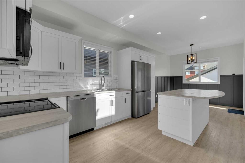 85 Reynolds Road, Sylvan Lake, AB - Indoor Photo Showing Kitchen With Upgraded Kitchen