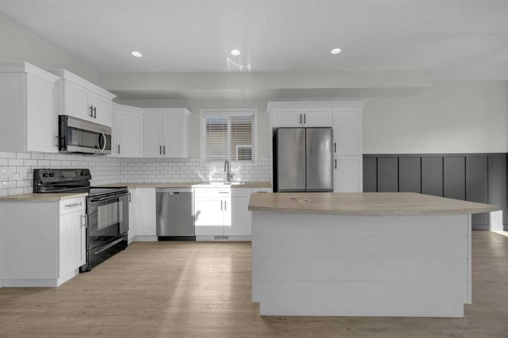 85 Reynolds Road, Sylvan Lake, AB - Indoor Photo Showing Kitchen With Upgraded Kitchen