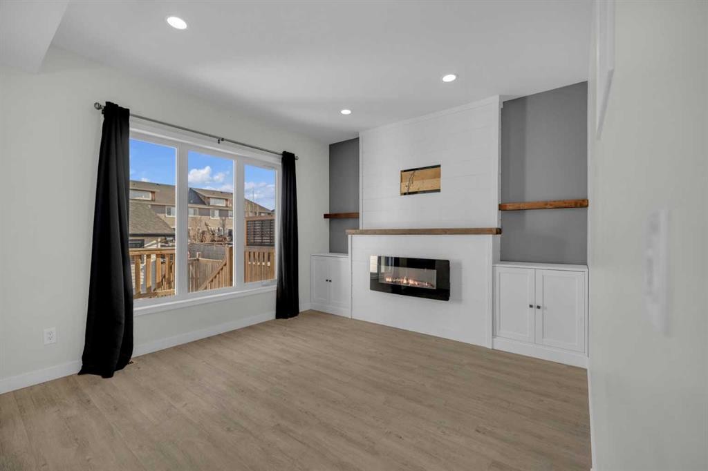 85 Reynolds Road, Sylvan Lake, AB - Indoor Photo Showing Living Room With Fireplace