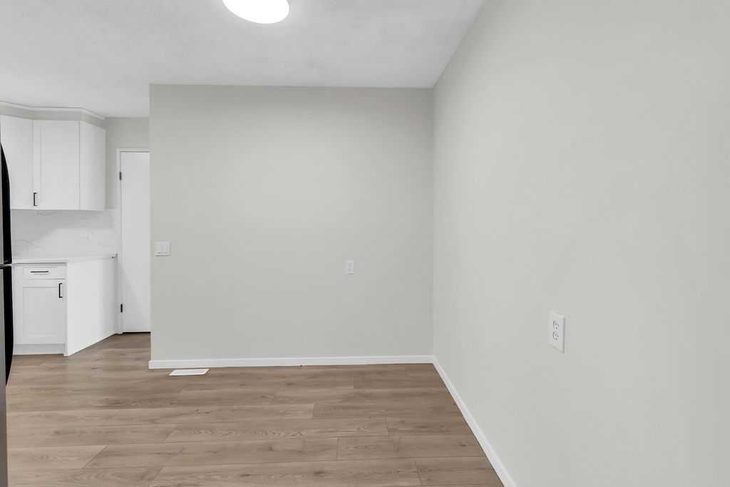 10 Radcliffe Crescent Se, Calgary, AB - Indoor