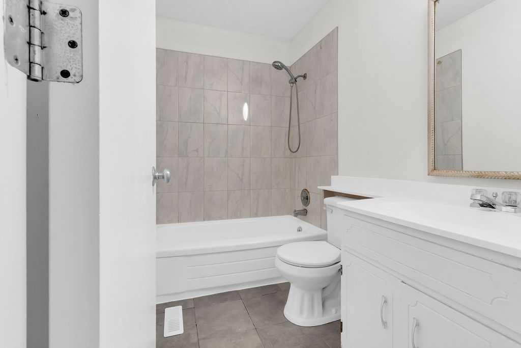 10 Radcliffe Crescent Se, Calgary, AB - Indoor Photo Showing Bathroom