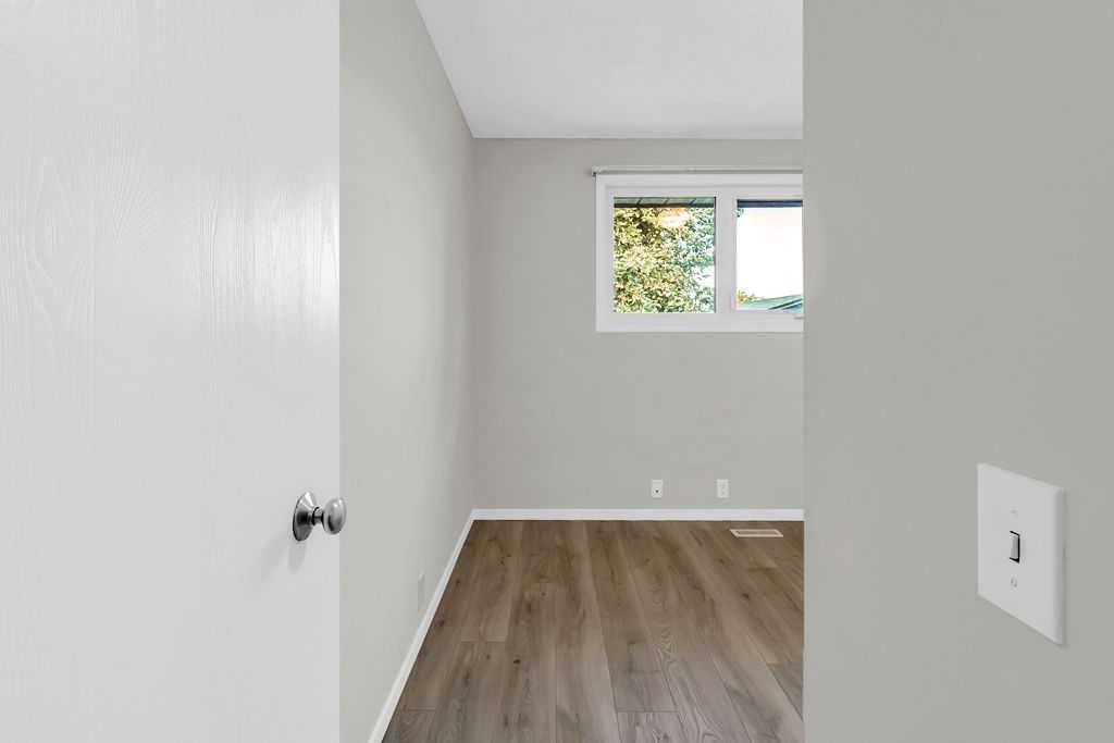 10 Radcliffe Crescent Se, Calgary, AB - Indoor Photo Showing Other Room