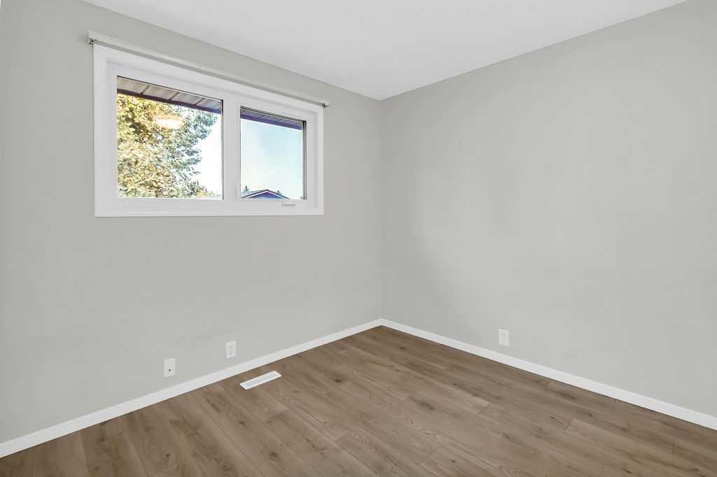 10 Radcliffe Crescent Se, Calgary, AB - Indoor Photo Showing Other Room