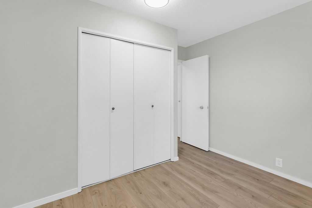 10 Radcliffe Crescent Se, Calgary, AB - Indoor Photo Showing Other Room