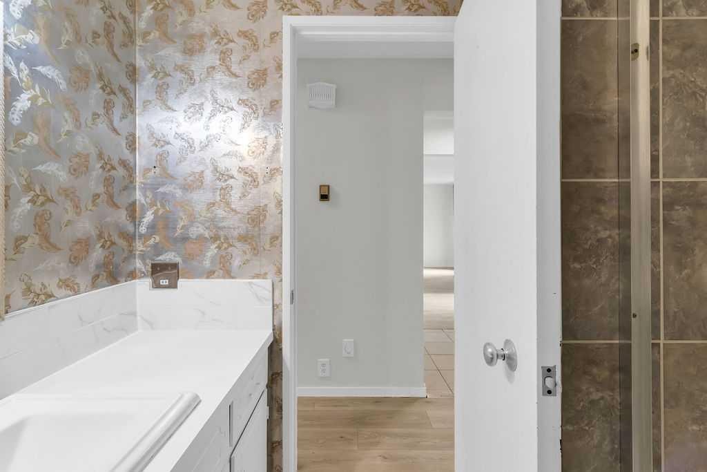 10 Radcliffe Crescent Se, Calgary, AB - Indoor Photo Showing Bathroom